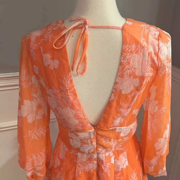 New Francesca’s Parker V-Neck Spring/Summer Coral Floral Romper - Picture 6 of 7